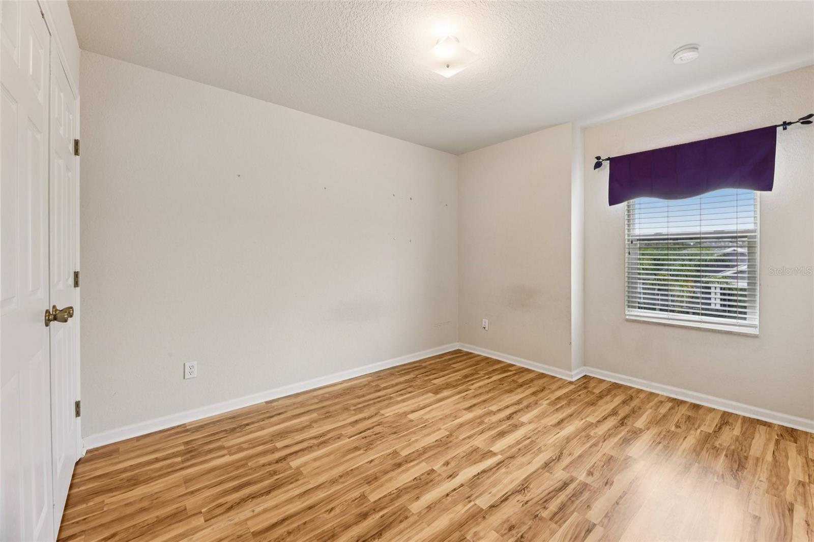 Image 24 of 39 For 4959 Pall Mall Street E