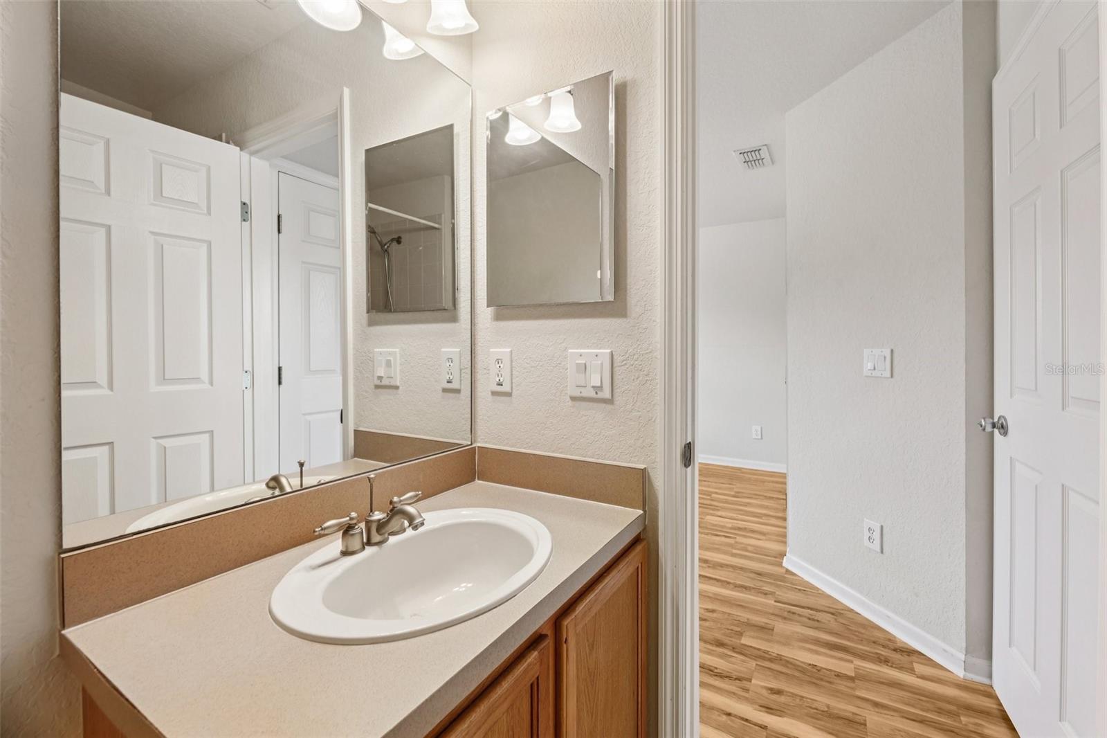 Image 25 of 39 For 4959 Pall Mall Street E