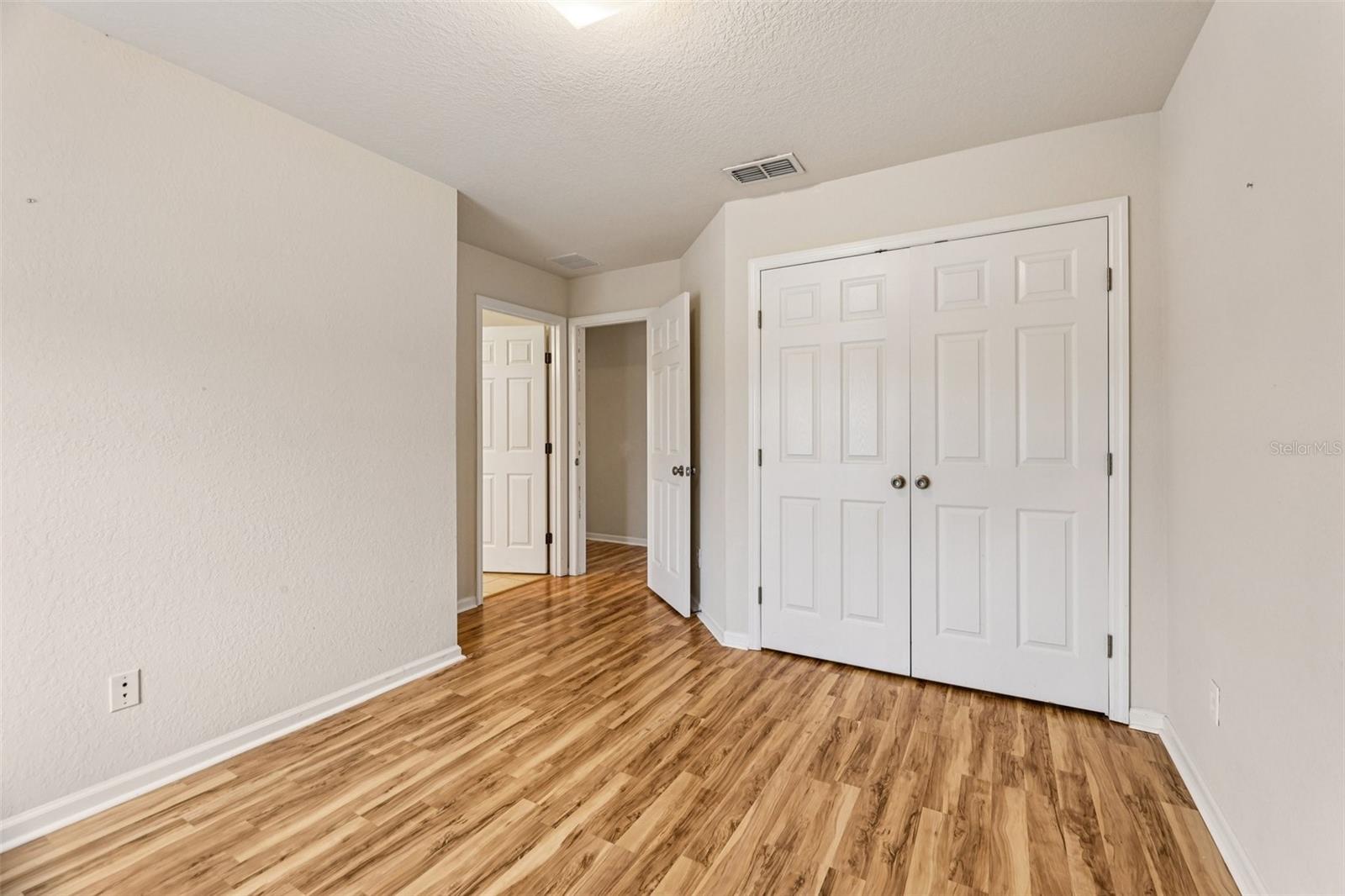 Image 27 of 39 For 4959 Pall Mall Street E