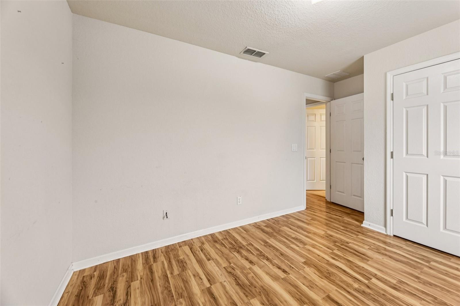 Image 30 of 39 For 4959 Pall Mall Street E