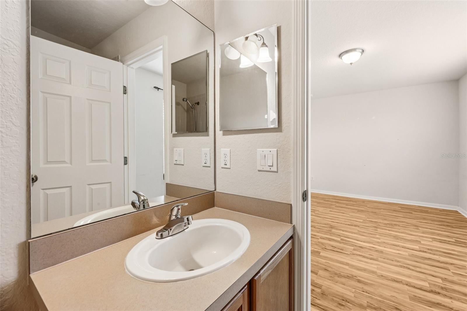 Image 36 of 39 For 4959 Pall Mall Street E