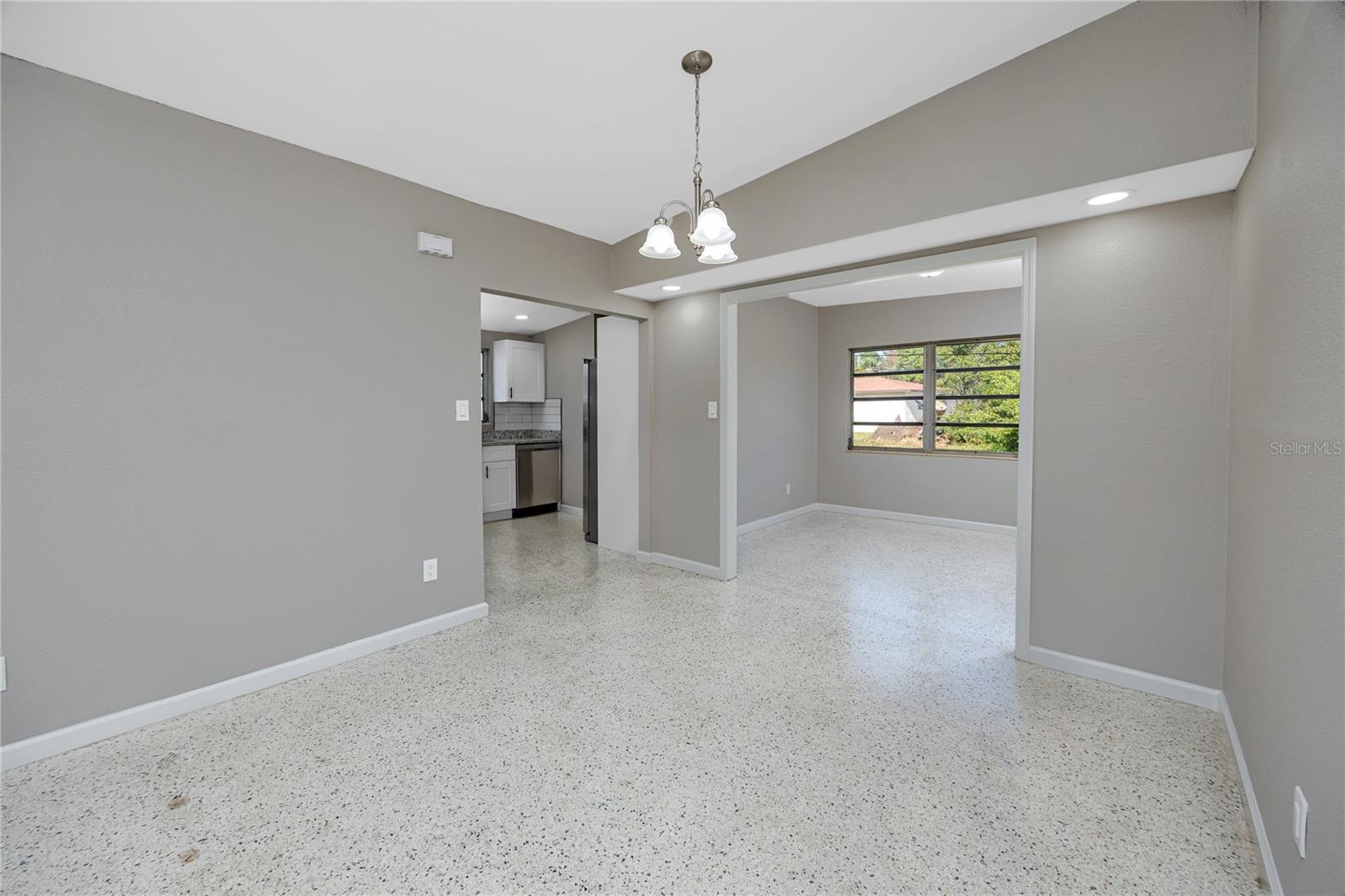 Listing photo id 8 for 647 Garland Street N