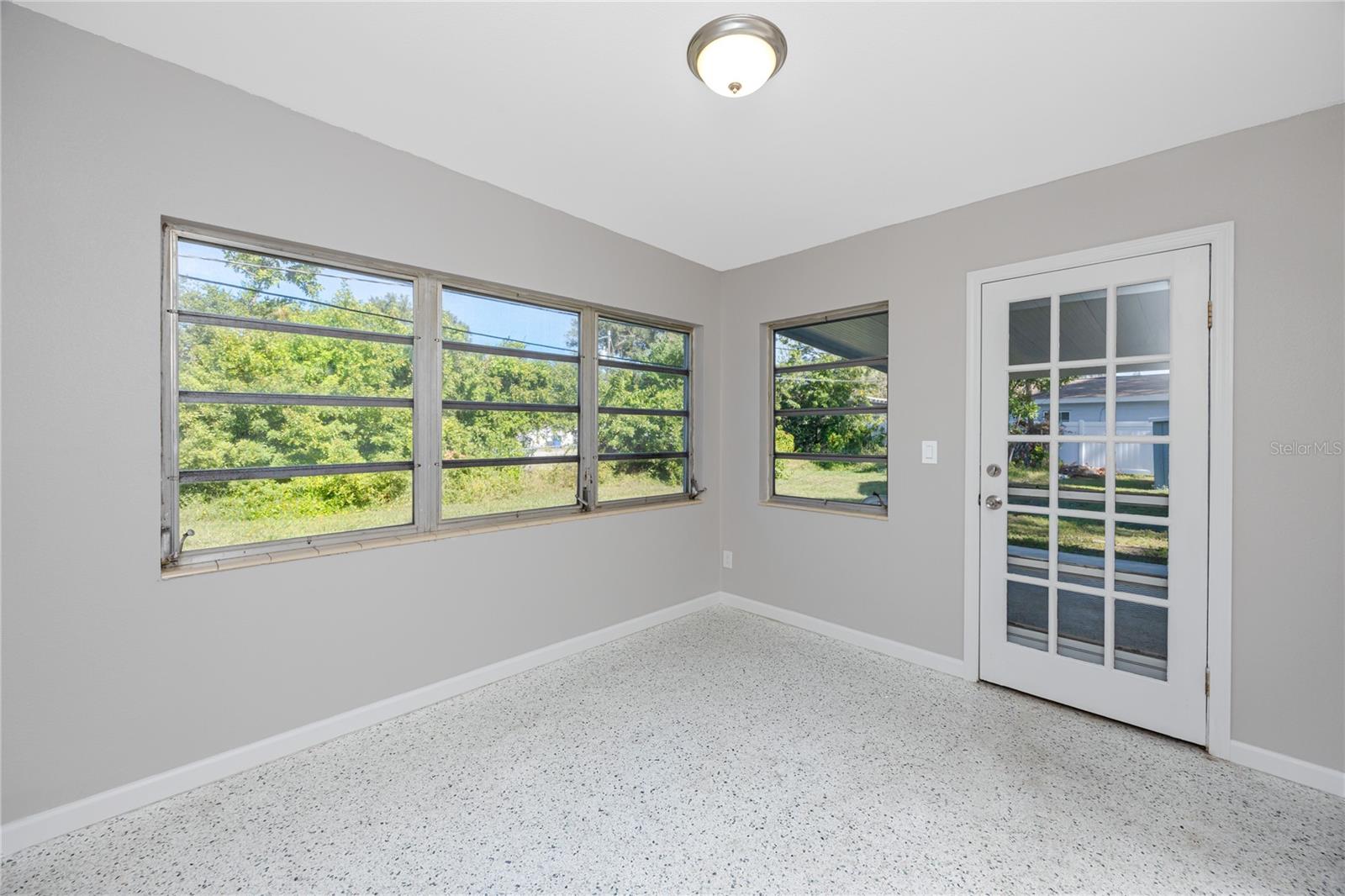 Listing photo id 11 for 647 Garland Street N