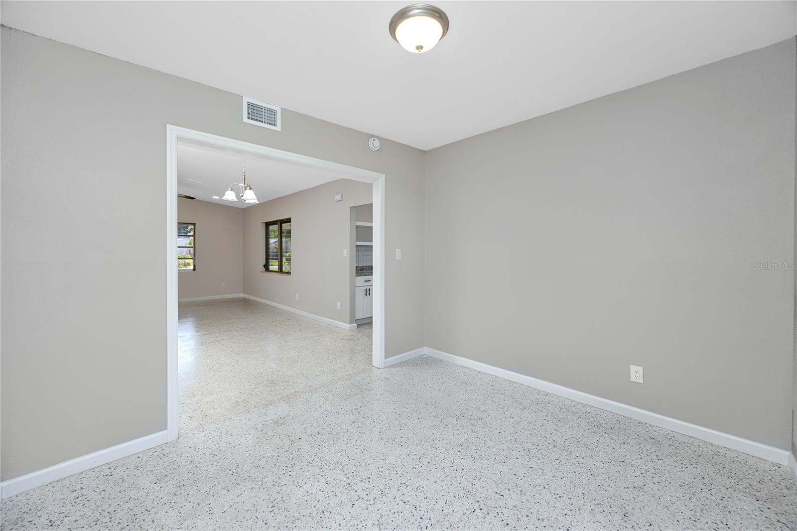 Listing photo id 12 for 647 Garland Street N