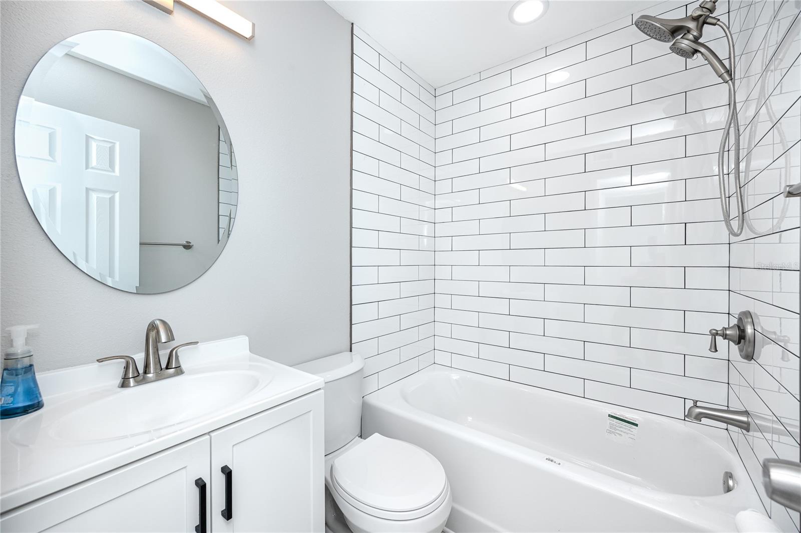 Listing photo id 13 for 647 Garland Street N