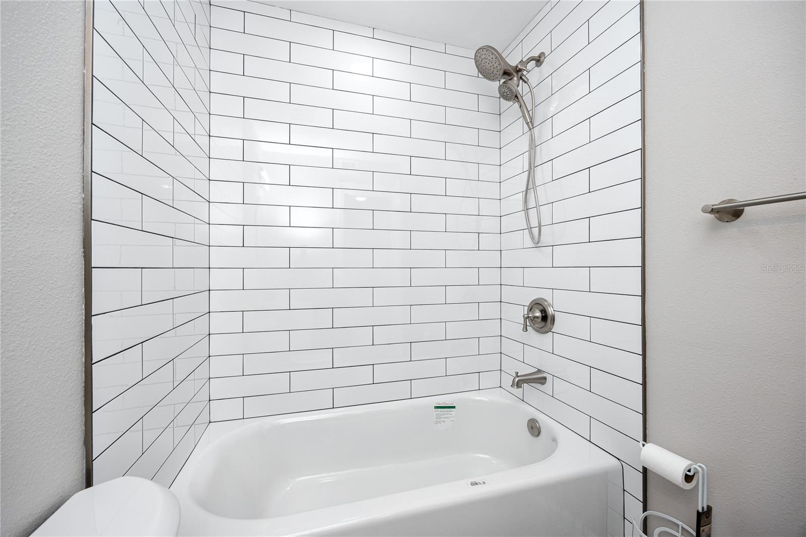 Listing photo id 14 for 647 Garland Street N