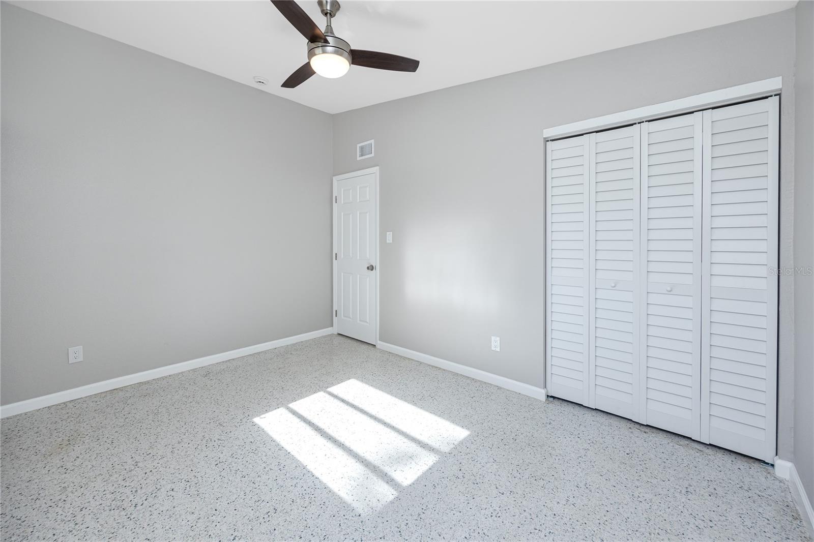 Listing photo id 15 for 647 Garland Street N