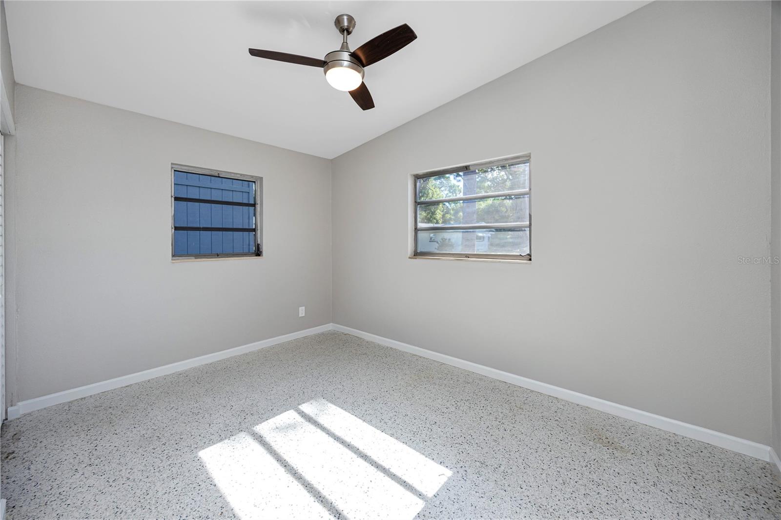 Listing photo id 16 for 647 Garland Street N