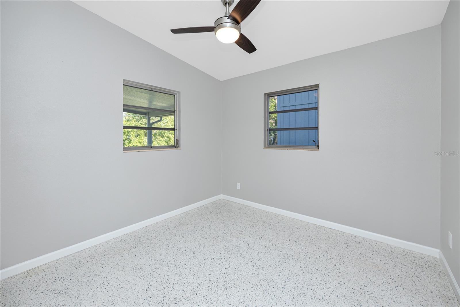 Listing photo id 17 for 647 Garland Street N