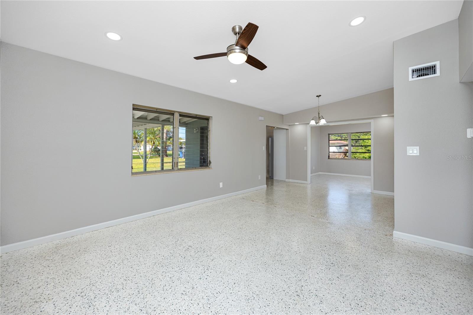 Listing photo id 18 for 647 Garland Street N