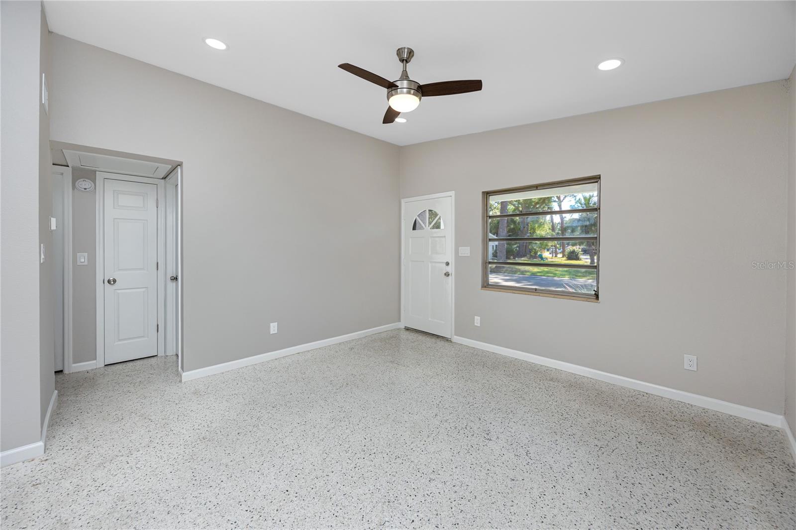 Listing photo id 19 for 647 Garland Street N