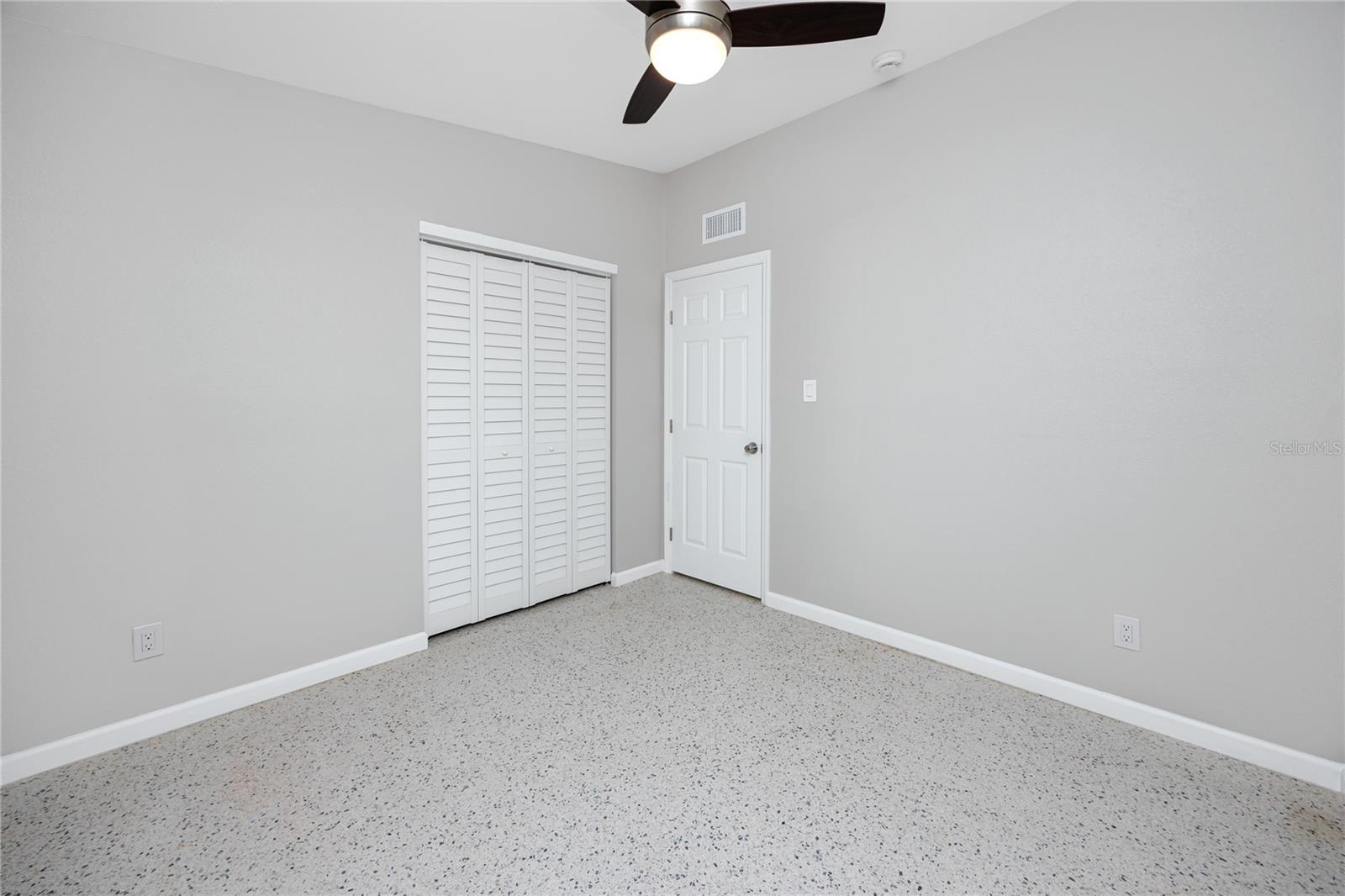 Listing photo id 20 for 647 Garland Street N