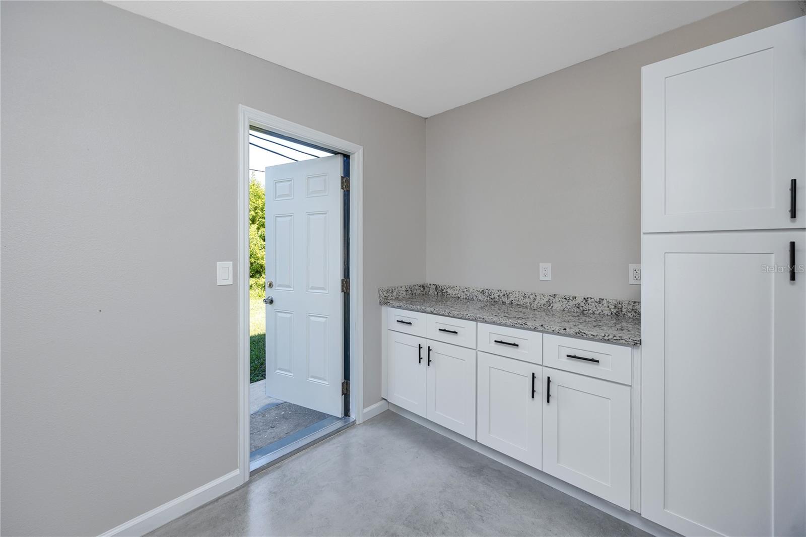 Listing photo id 22 for 647 Garland Street N