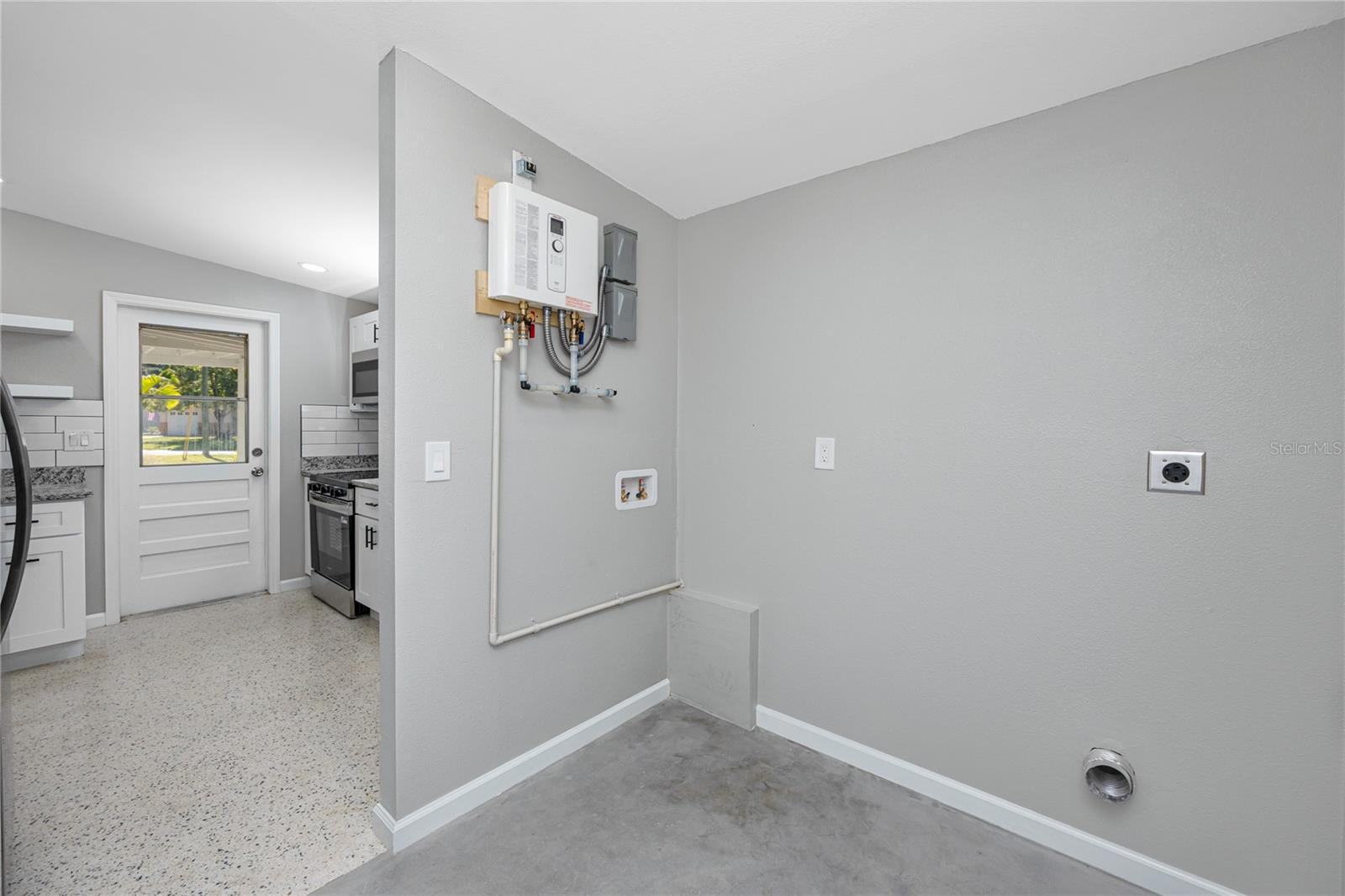 Listing photo id 23 for 647 Garland Street N