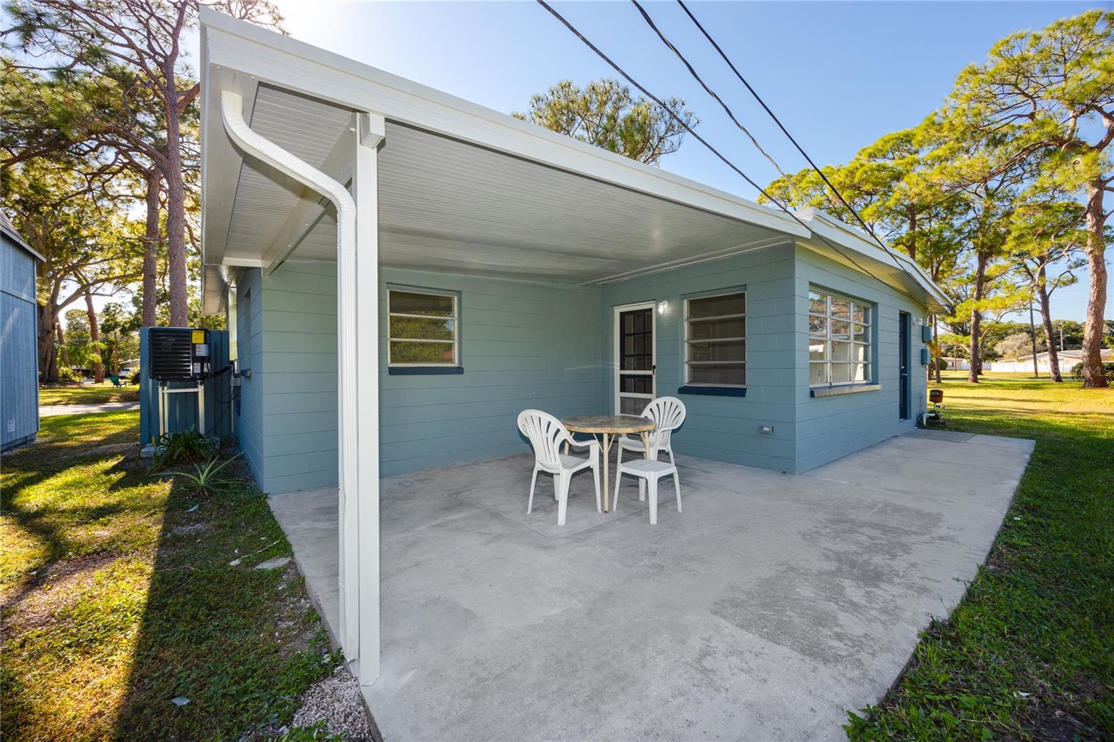 Listing photo id 24 for 647 Garland Street N