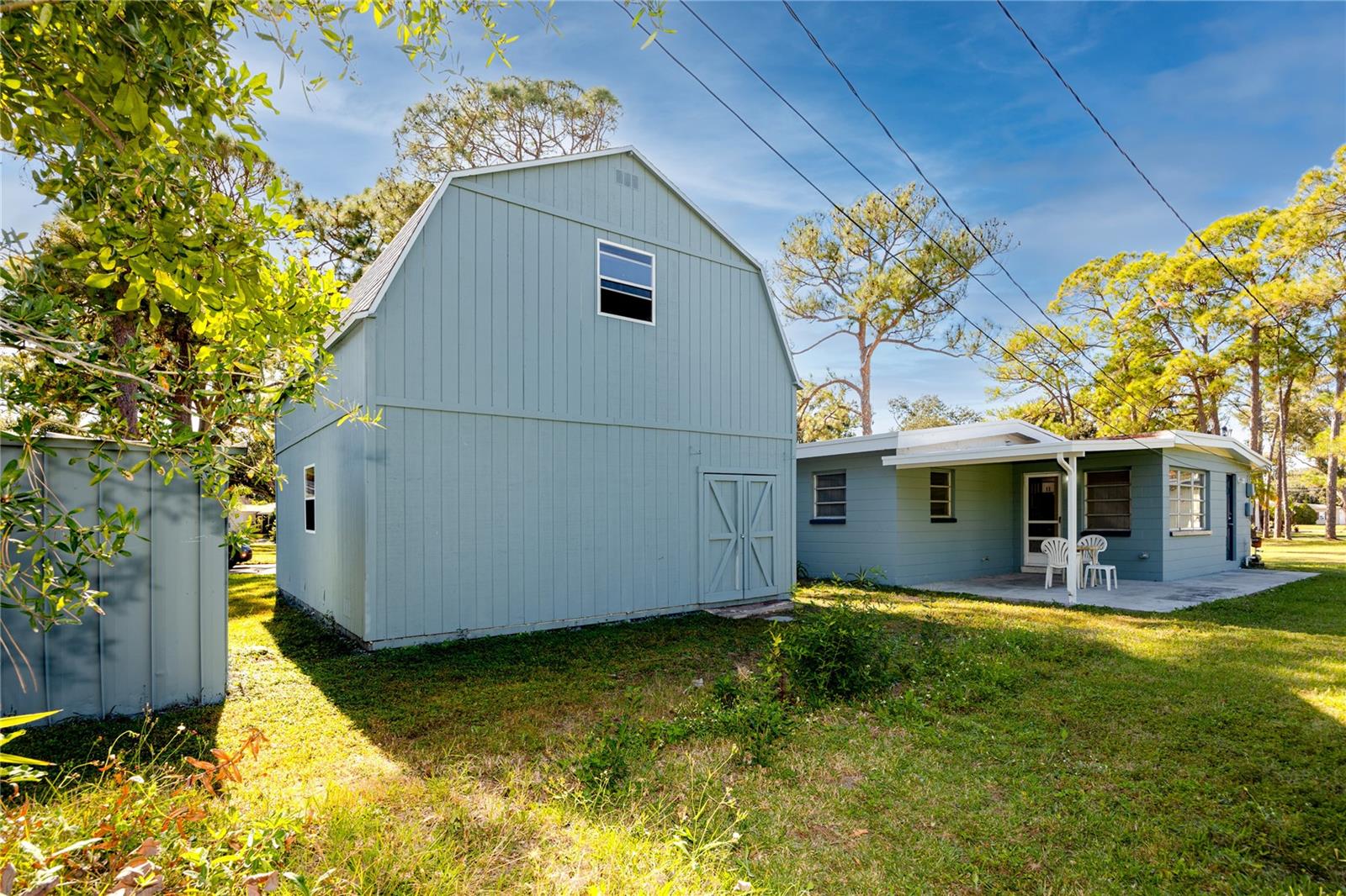 Listing photo id 26 for 647 Garland Street N