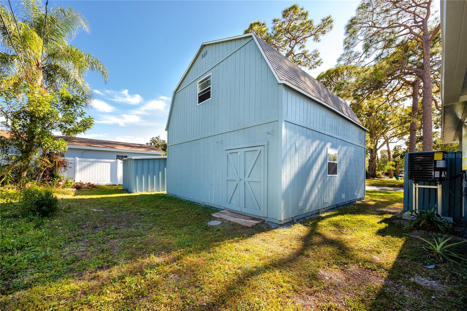 Listing photo id 27 for 647 Garland Street N