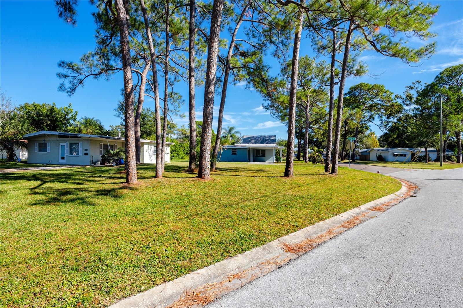 Listing photo id 33 for 647 Garland Street N