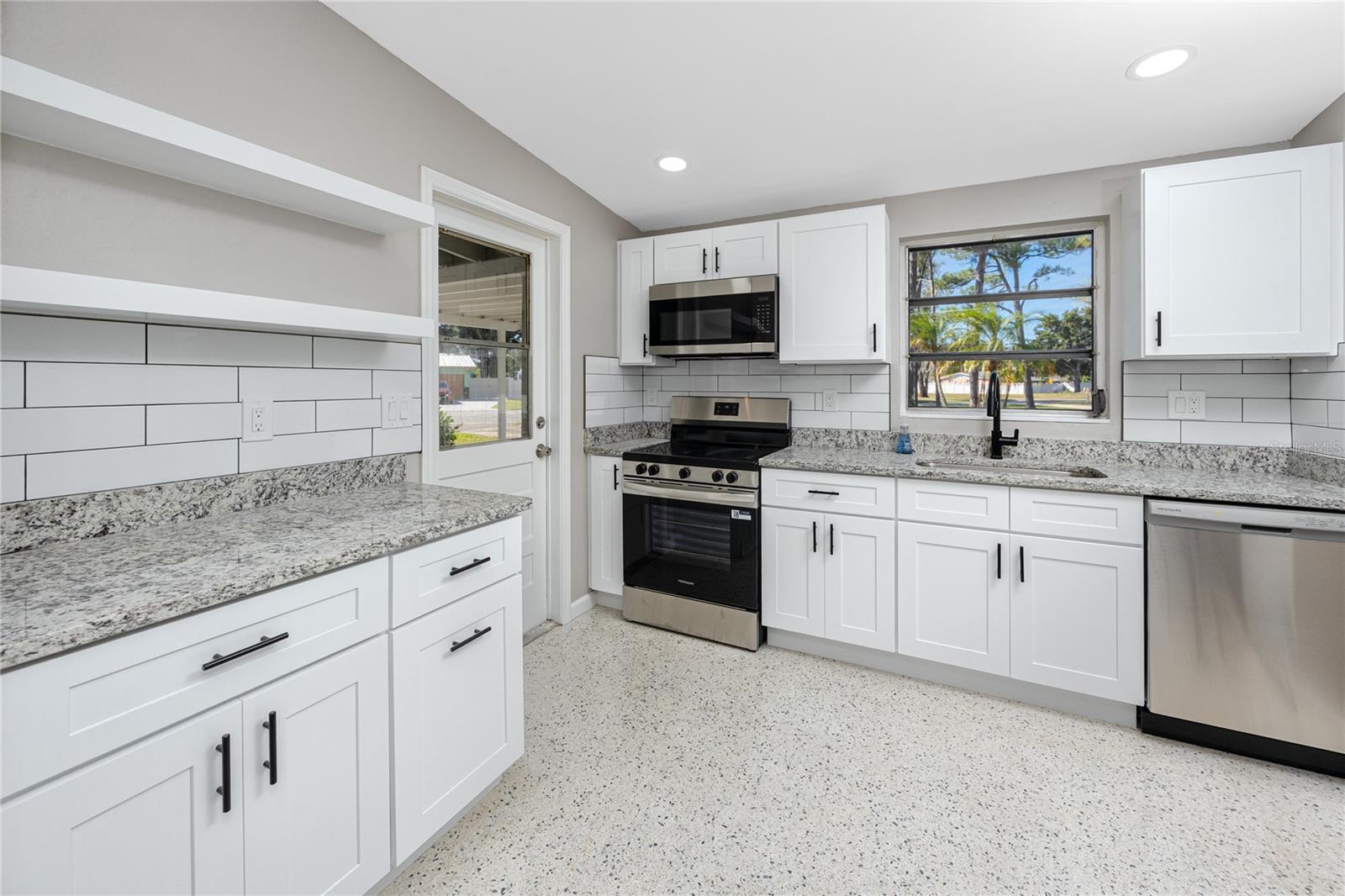 Listing photo id 2 for 647 Garland Street N