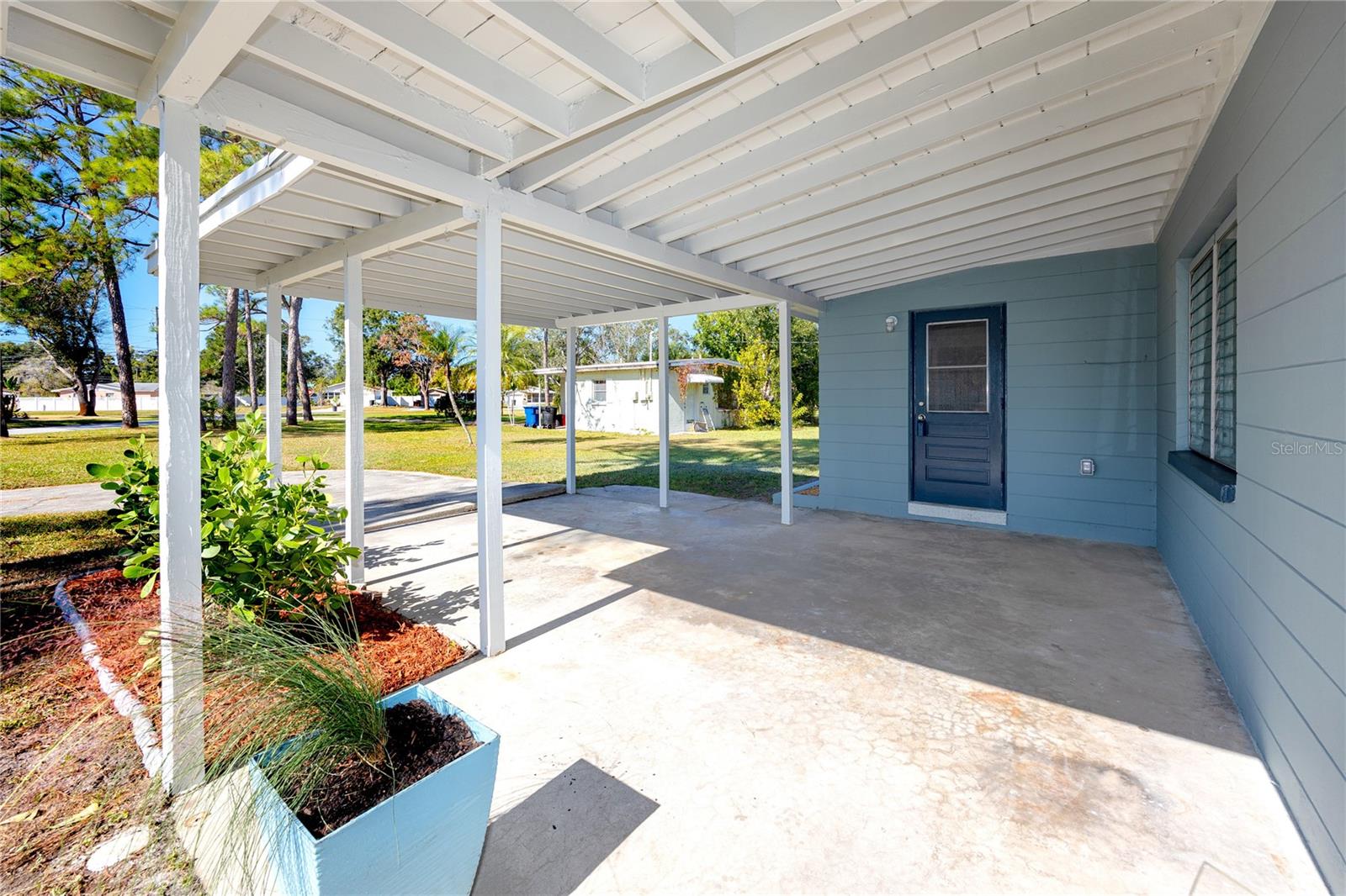 Listing photo id 39 for 647 Garland Street N