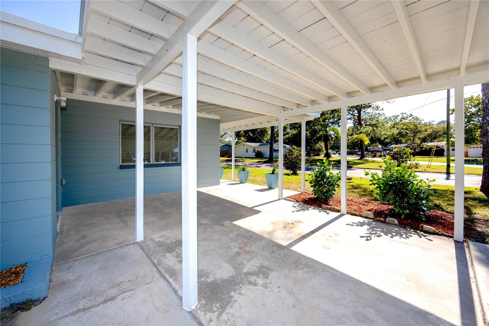 Listing photo id 40 for 647 Garland Street N