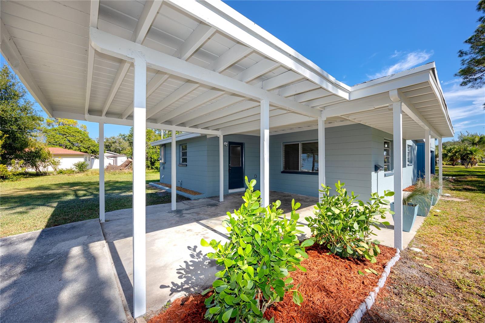 Listing photo id 41 for 647 Garland Street N