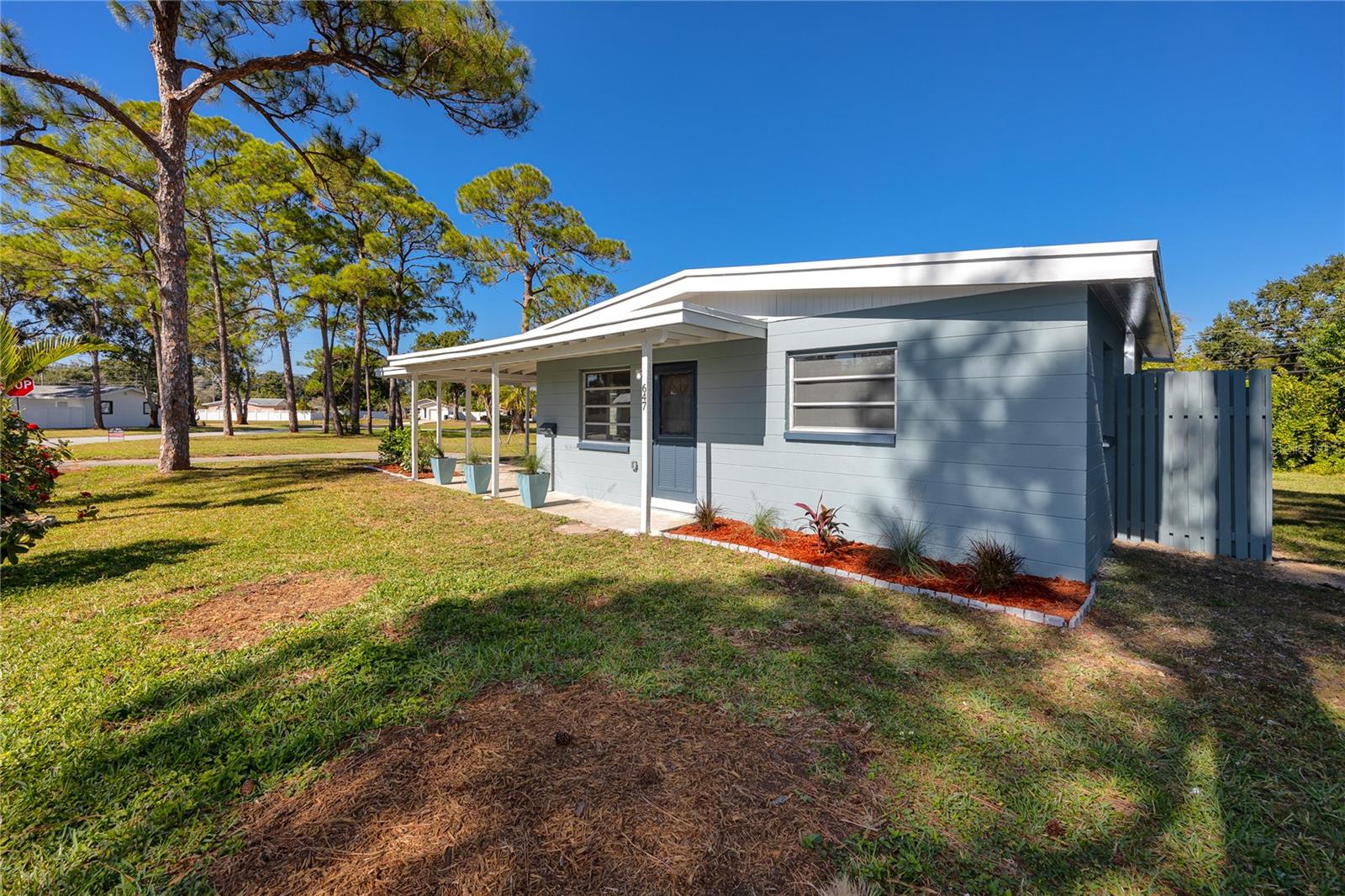 Listing photo id 42 for 647 Garland Street N