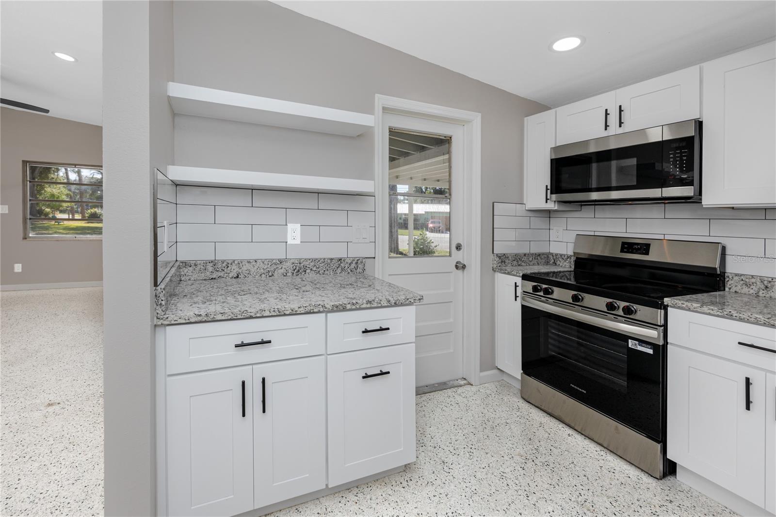 Listing photo id 3 for 647 Garland Street N