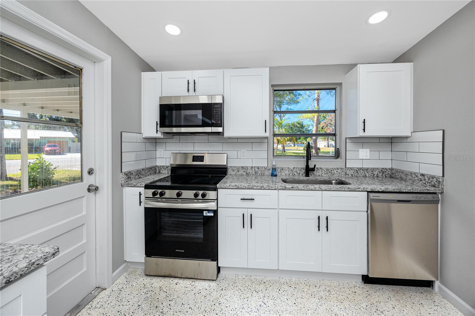 Listing photo id 4 for 647 Garland Street N