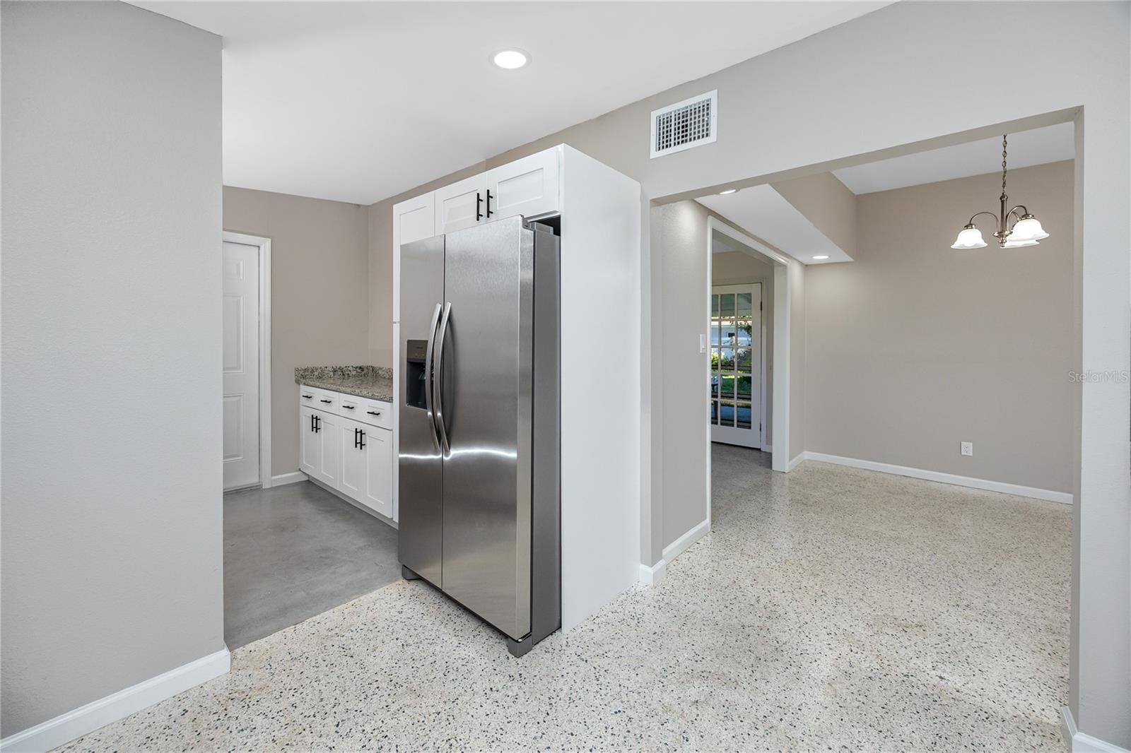 Listing photo id 7 for 647 Garland Street N