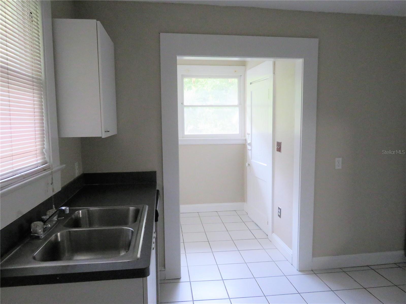 Image 8 of 19 For 607 Willow Avenue 1-2