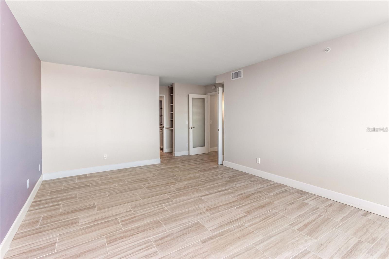 Image 17 of 40 For 736 Island Way 606