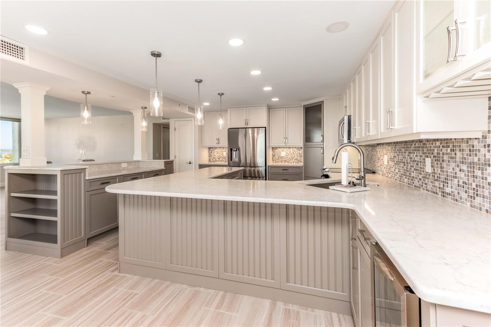 Image 5 of 40 For 736 Island Way 606