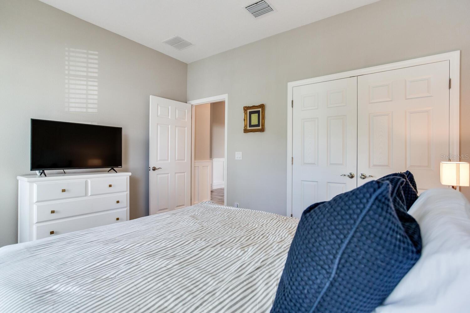 Listing photo id 11 for 18039 Aero Avenue