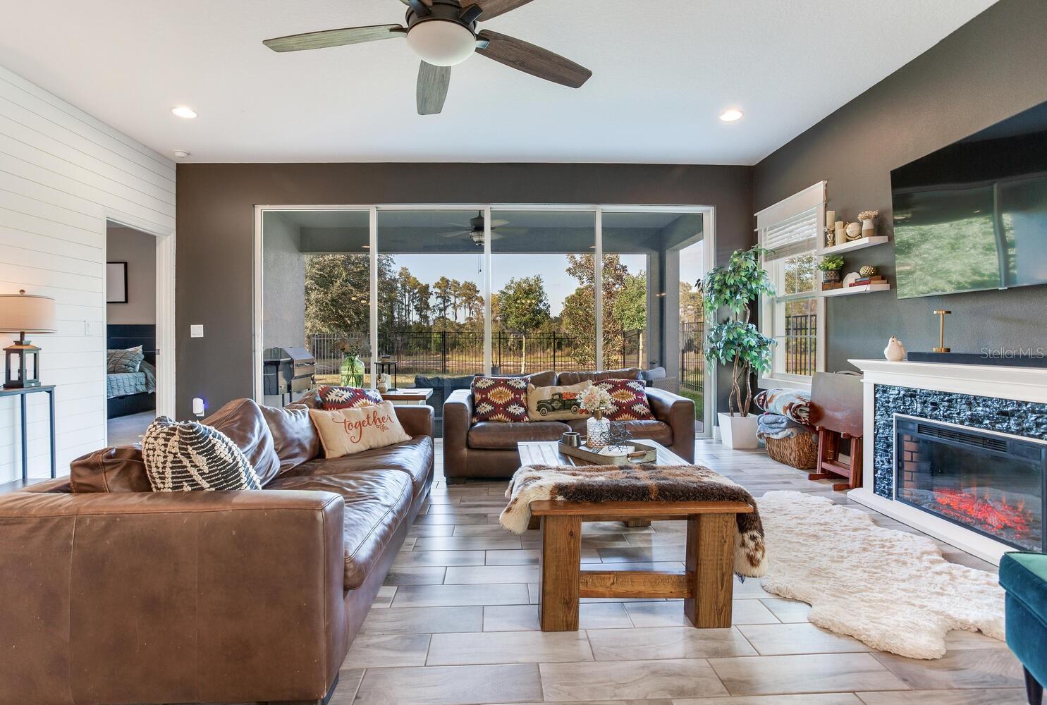 Listing photo id 23 for 18039 Aero Avenue