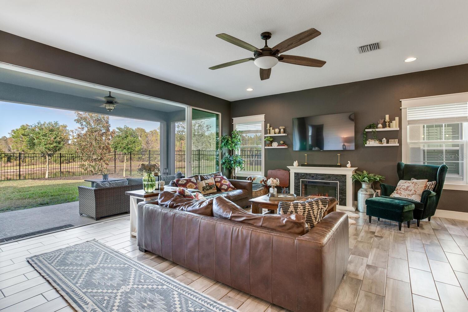 Listing photo id 25 for 18039 Aero Avenue