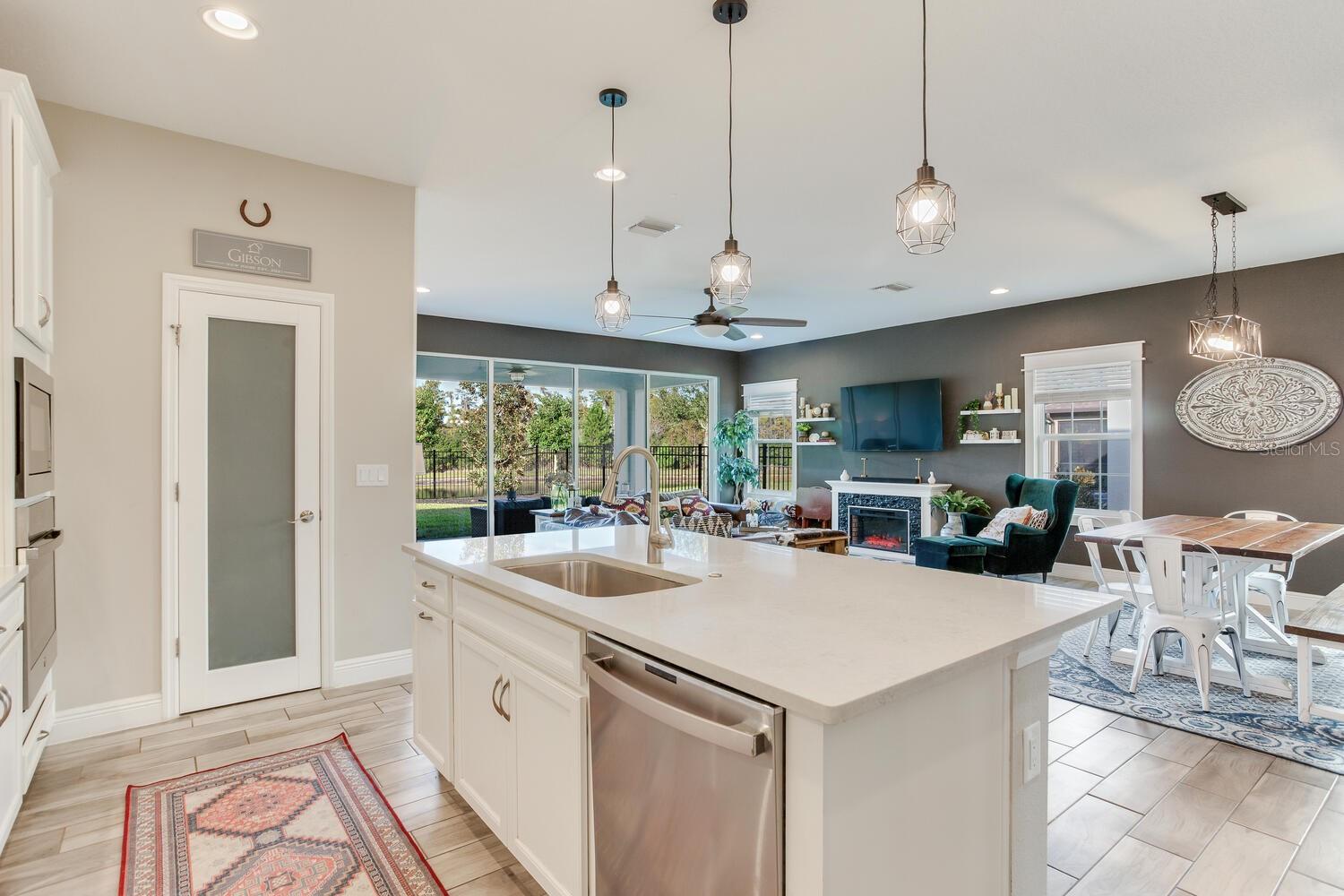 Listing photo id 34 for 18039 Aero Avenue