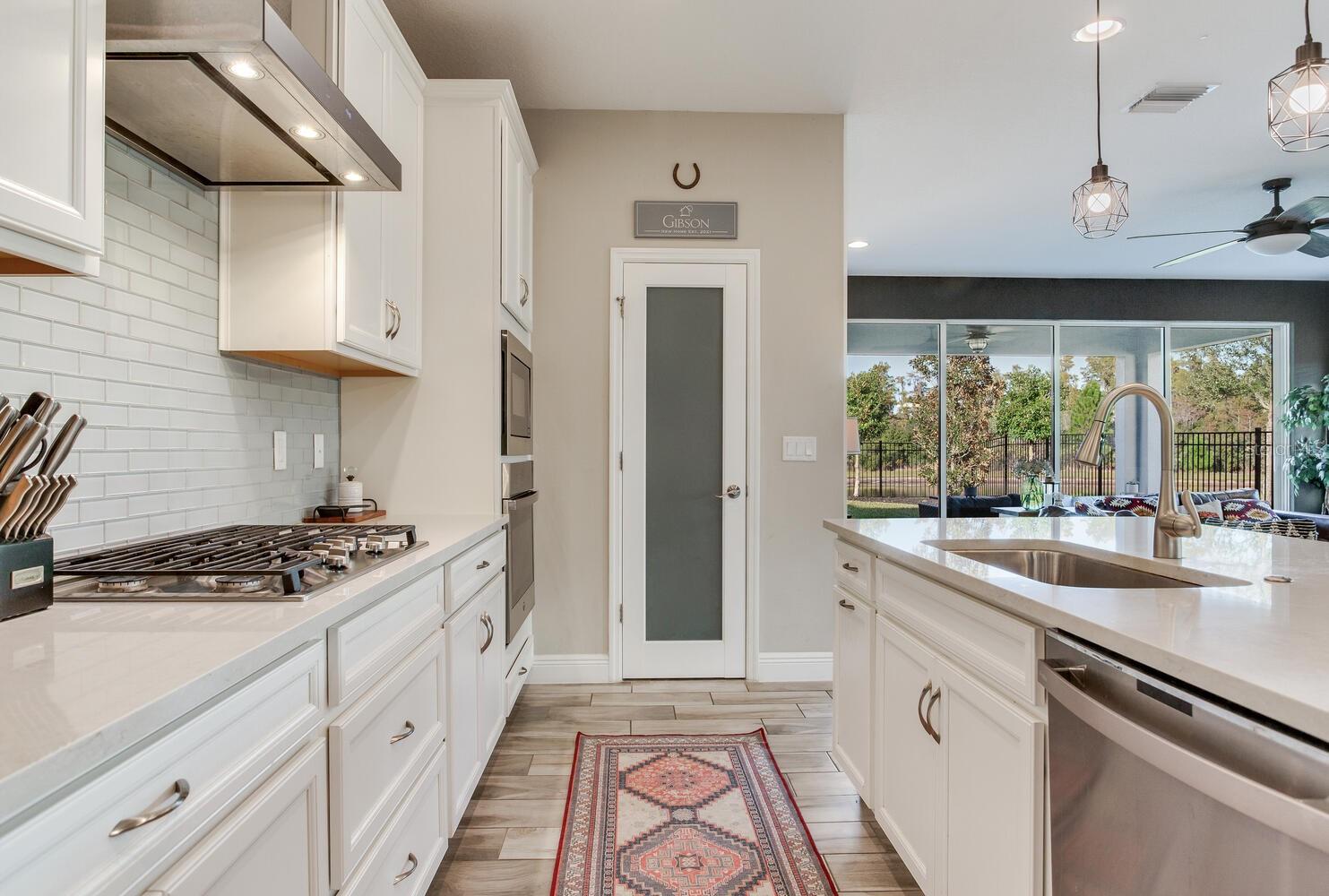 Listing photo id 35 for 18039 Aero Avenue