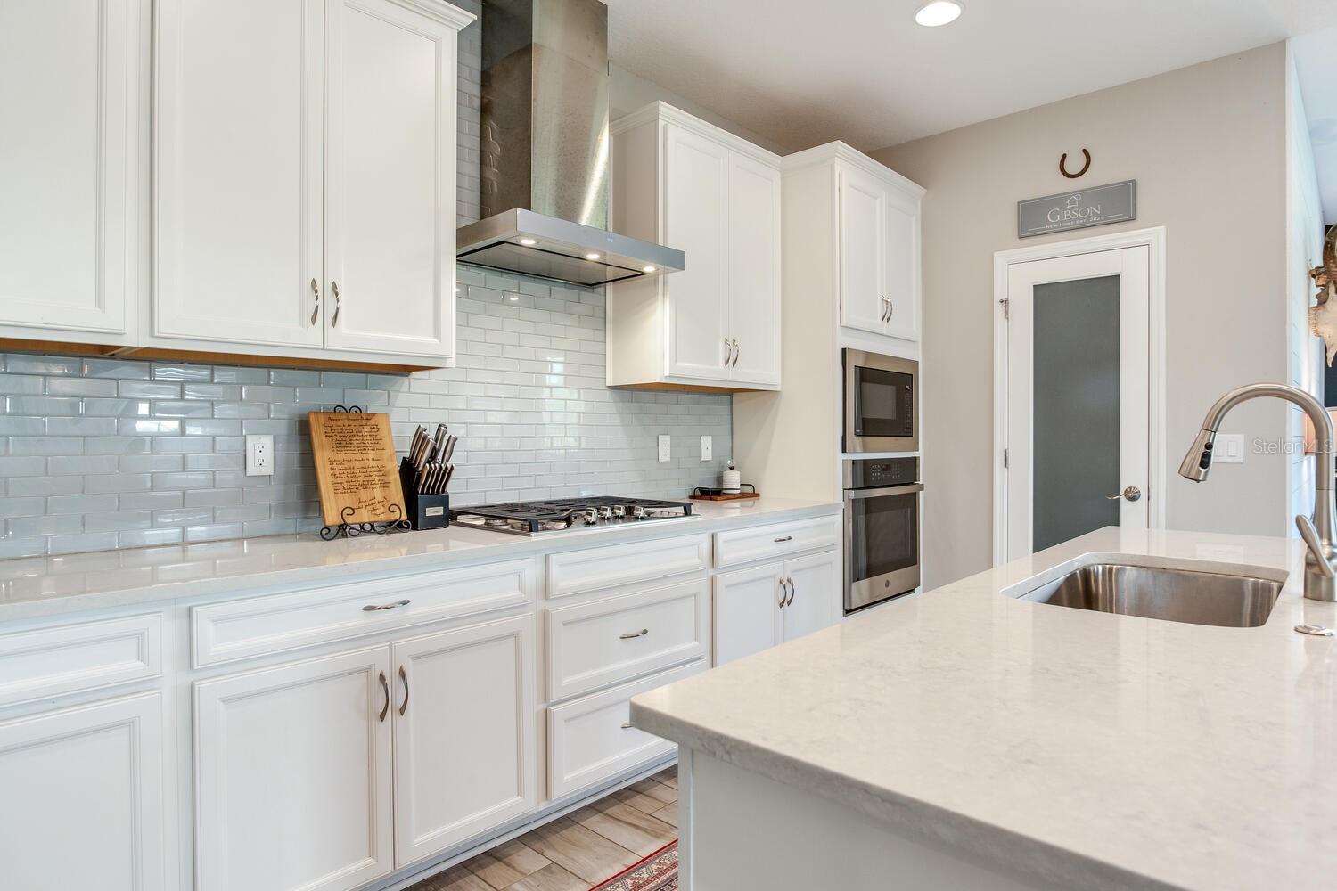 Listing photo id 36 for 18039 Aero Avenue