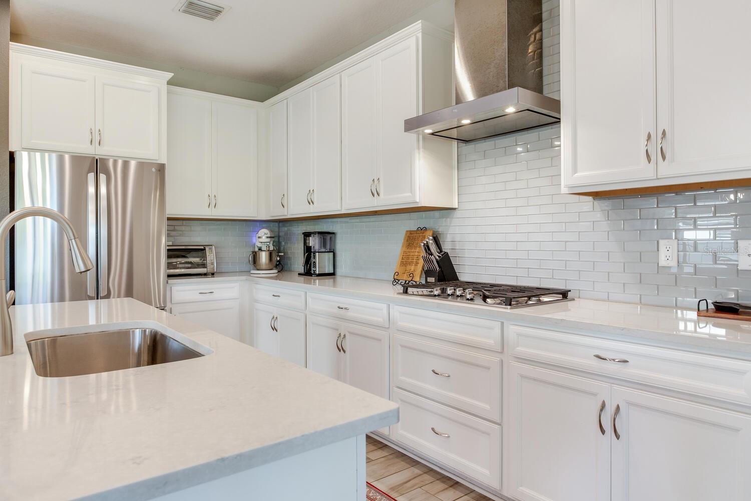 Listing photo id 3 for 18039 Aero Avenue