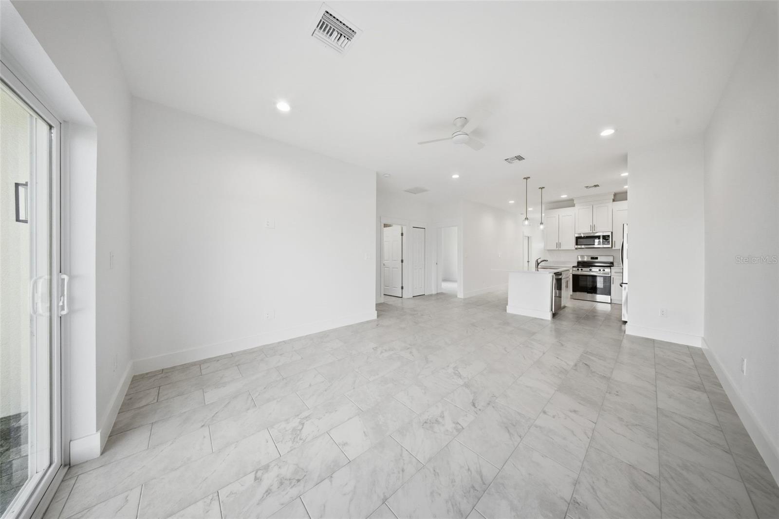 Image 10 of 30 For 10458 - 10460 Pendleton Avenue