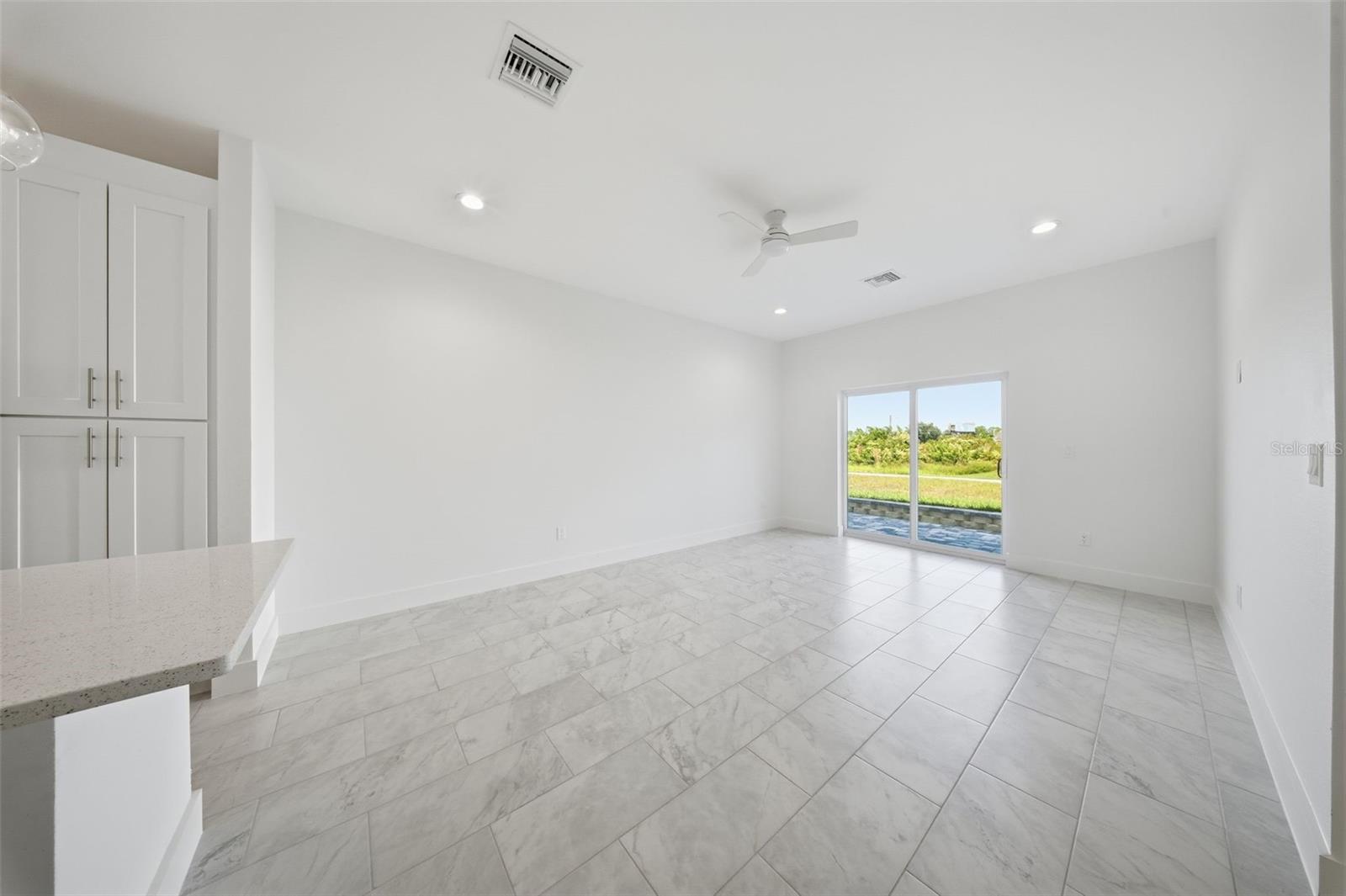 Image 11 of 30 For 10458 - 10460 Pendleton Avenue