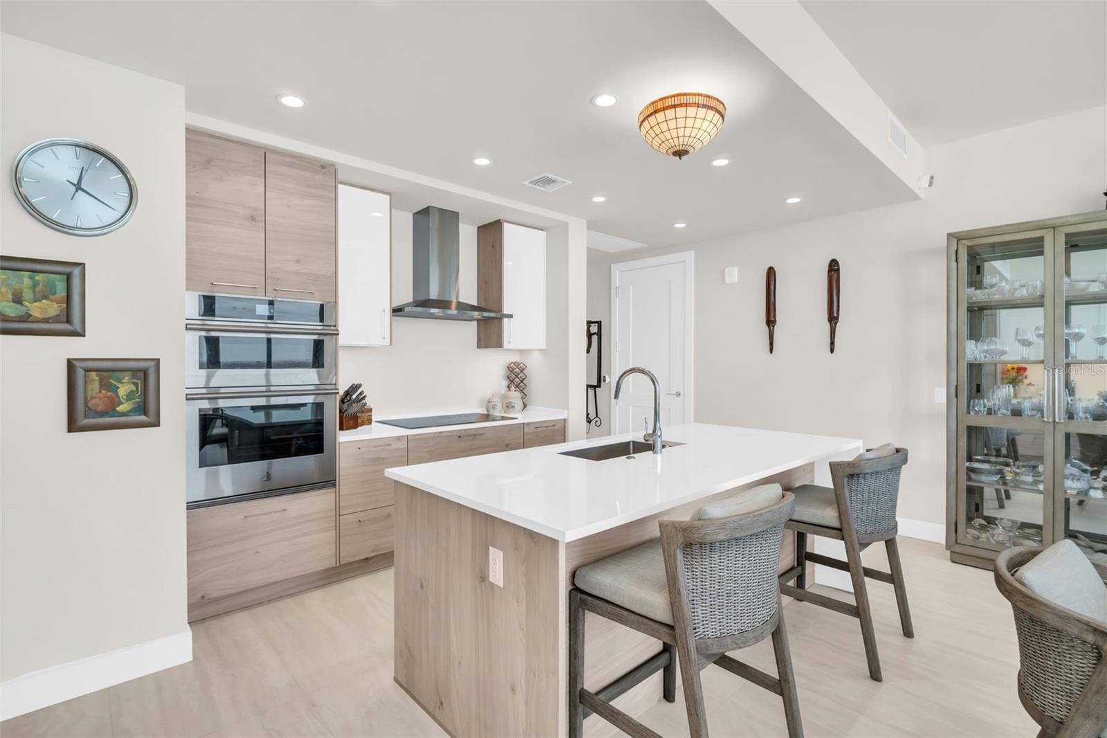 Listing photo id 3 for 301 1st Street S 3305