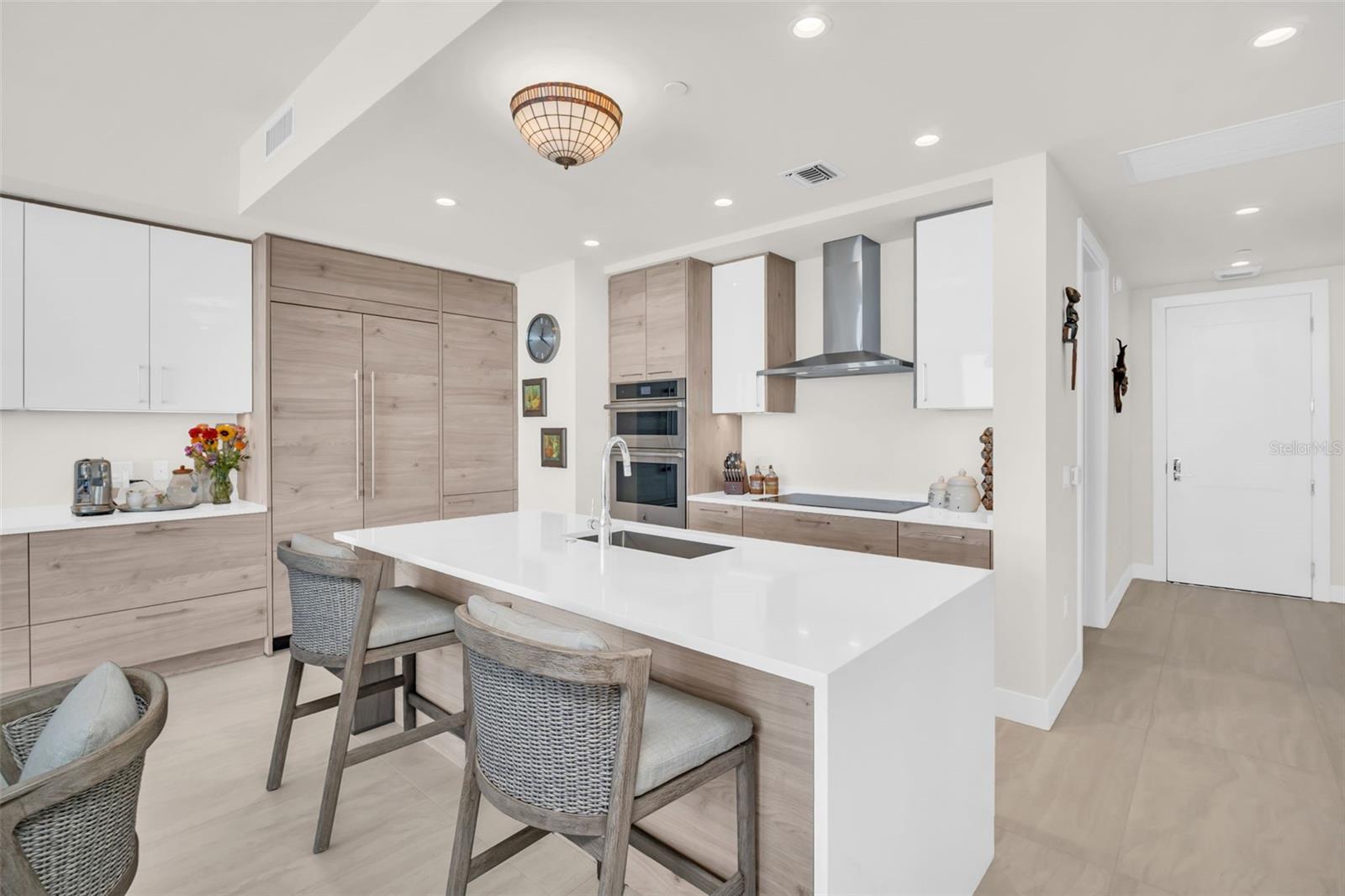 Listing photo id 4 for 301 1st Street S 3305