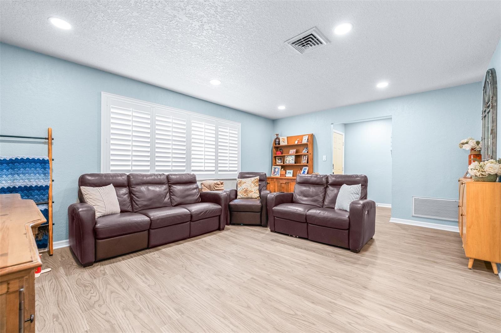 Image 18 of 96 For 8687 Matthew Street