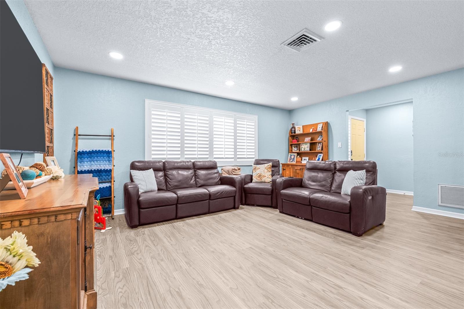 Image 19 of 96 For 8687 Matthew Street