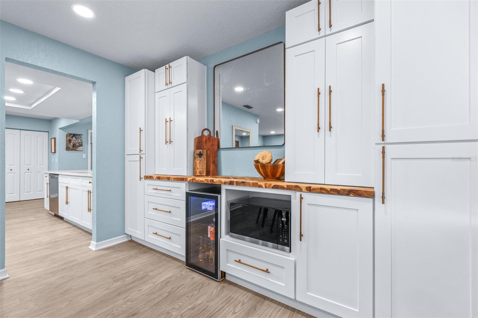 Image 22 of 96 For 8687 Matthew Street