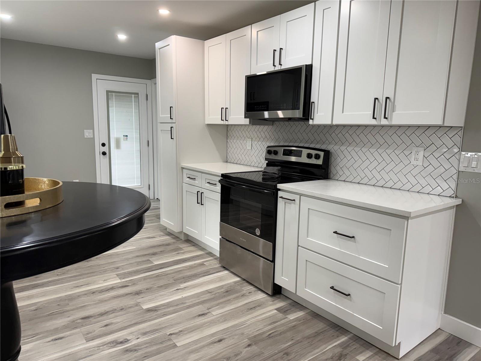 Image 10 of 26 For 37515 Beauchamp Avenue