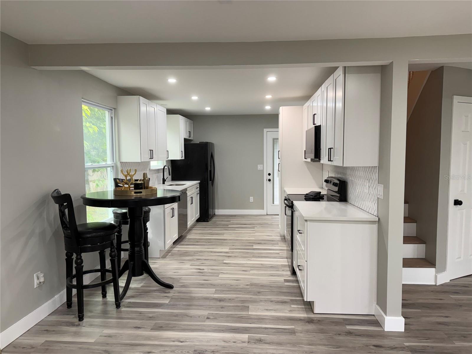 Image 9 of 26 For 37515 Beauchamp Avenue