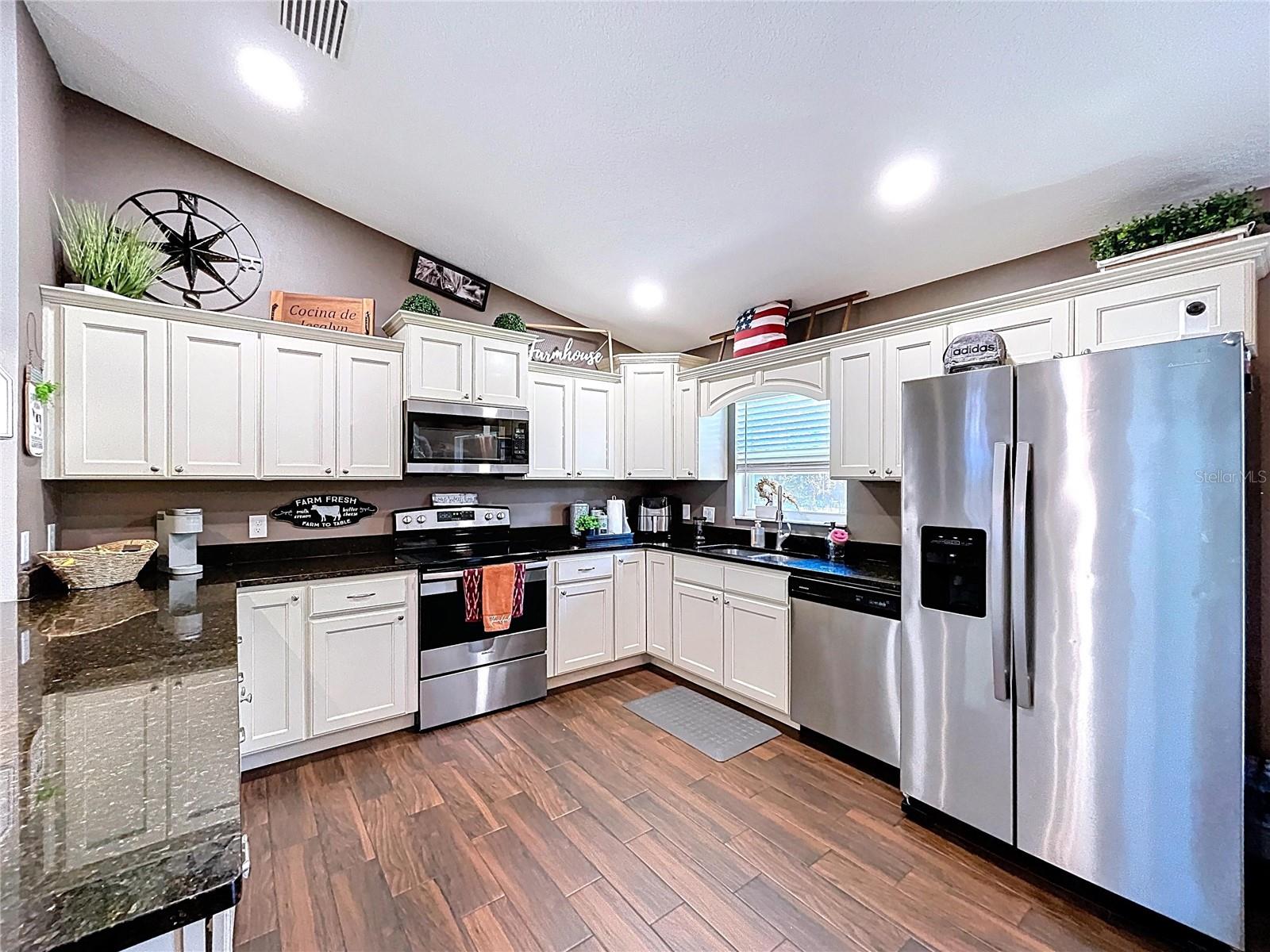 Listing photo id 8 for 9171 Paradisea Drive